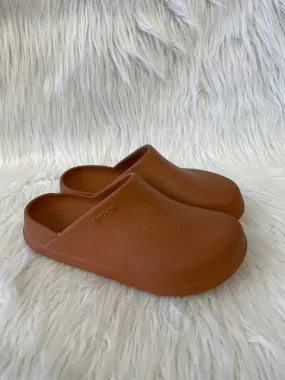 Shoes Flats By Crocs In Brown, Size: 7